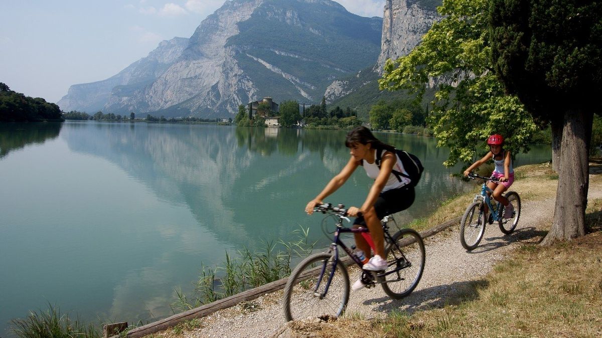 Intorno al Garda si sviluppano piste ciclabili che permettono di circumnavigare il lago più grande d’Italia